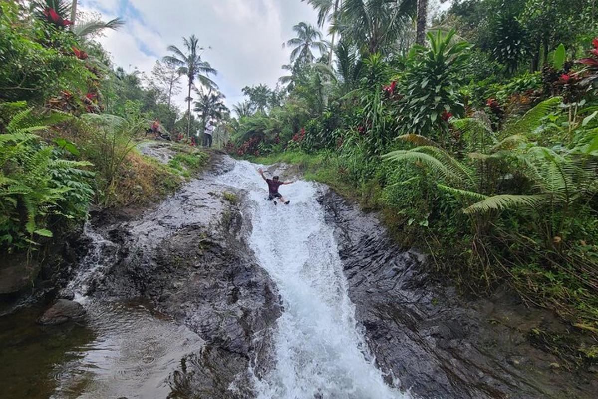 una persona parada en medio de una cascada
