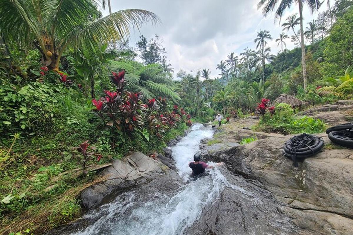 Un hombre está en un río con un montón de agua.