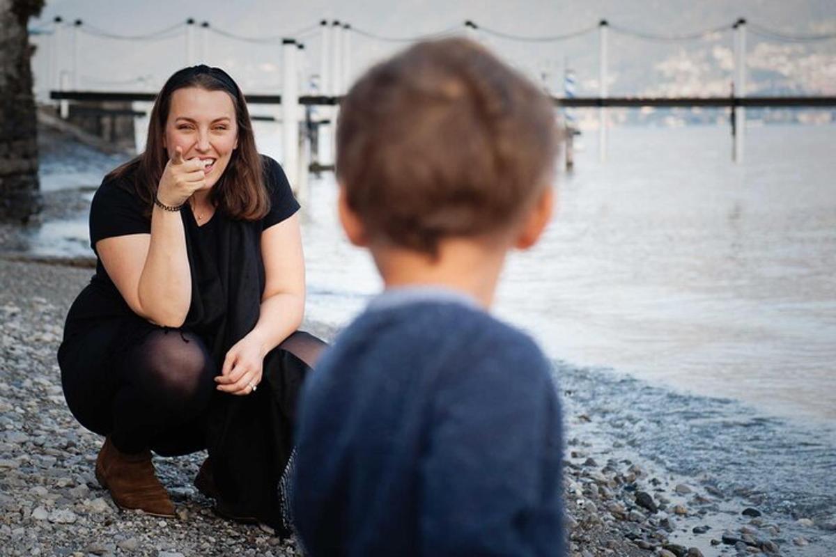 žena sedící na pláži vedle chlapce