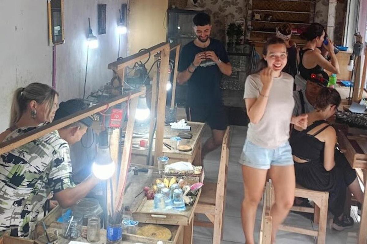 žena stojící v místnosti se skupinou lidí