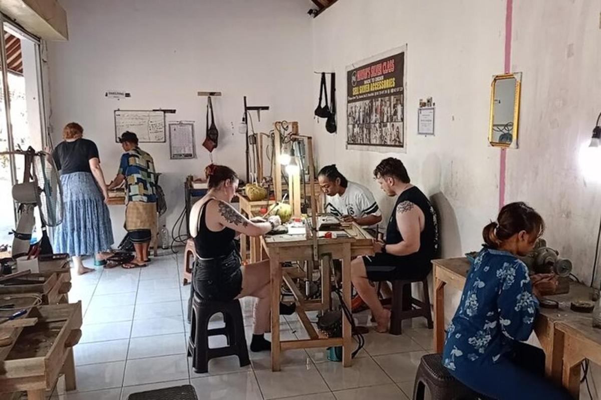 một nhóm người đang ngồi ở một cái bàn trong một căn phòng