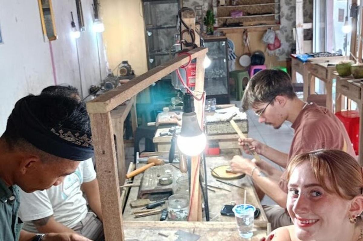 một nhóm người làm việc trong một xưởng