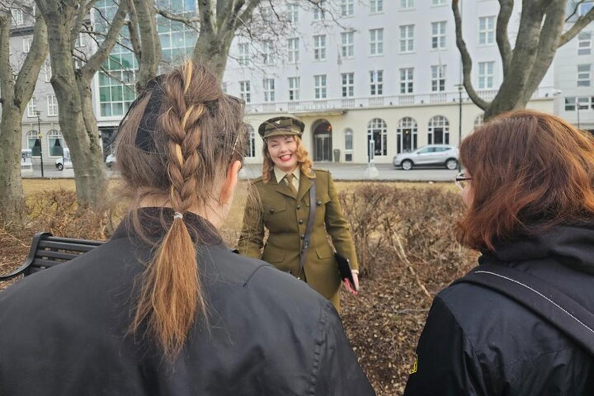 két nő egy katonai egyenruhás nőre néz
