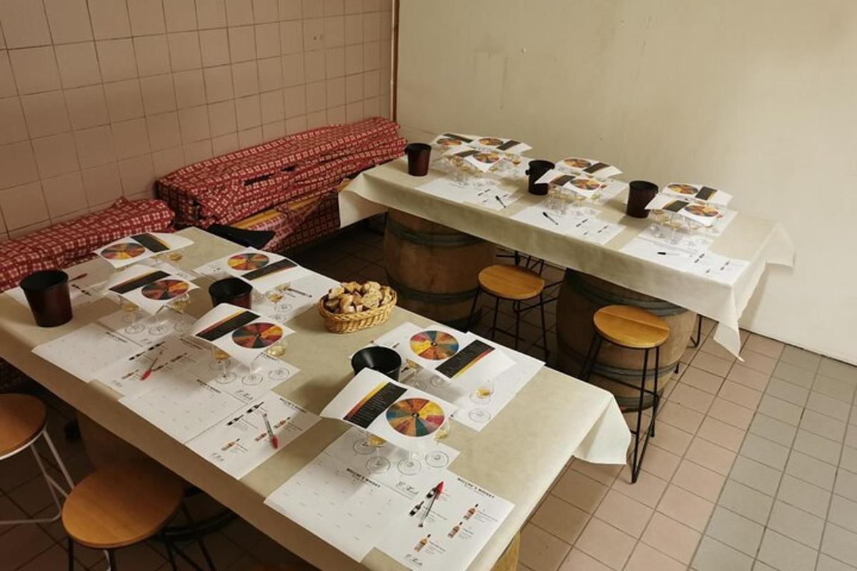 tre tavoli in una stanza con piatti di cibo sopra