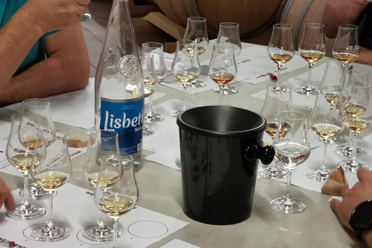 miza z vinskimi kozarci in steklenico vina