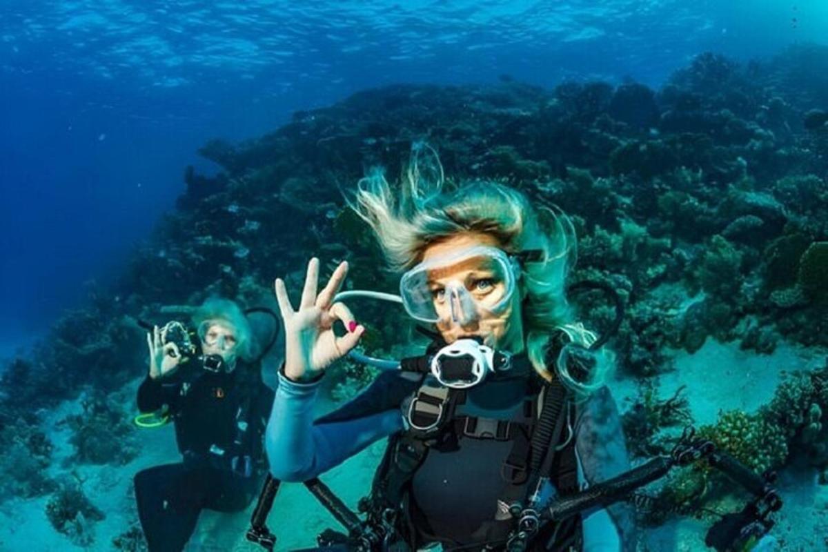 due persone stanno facendo immersioni subacquee nell'oceano