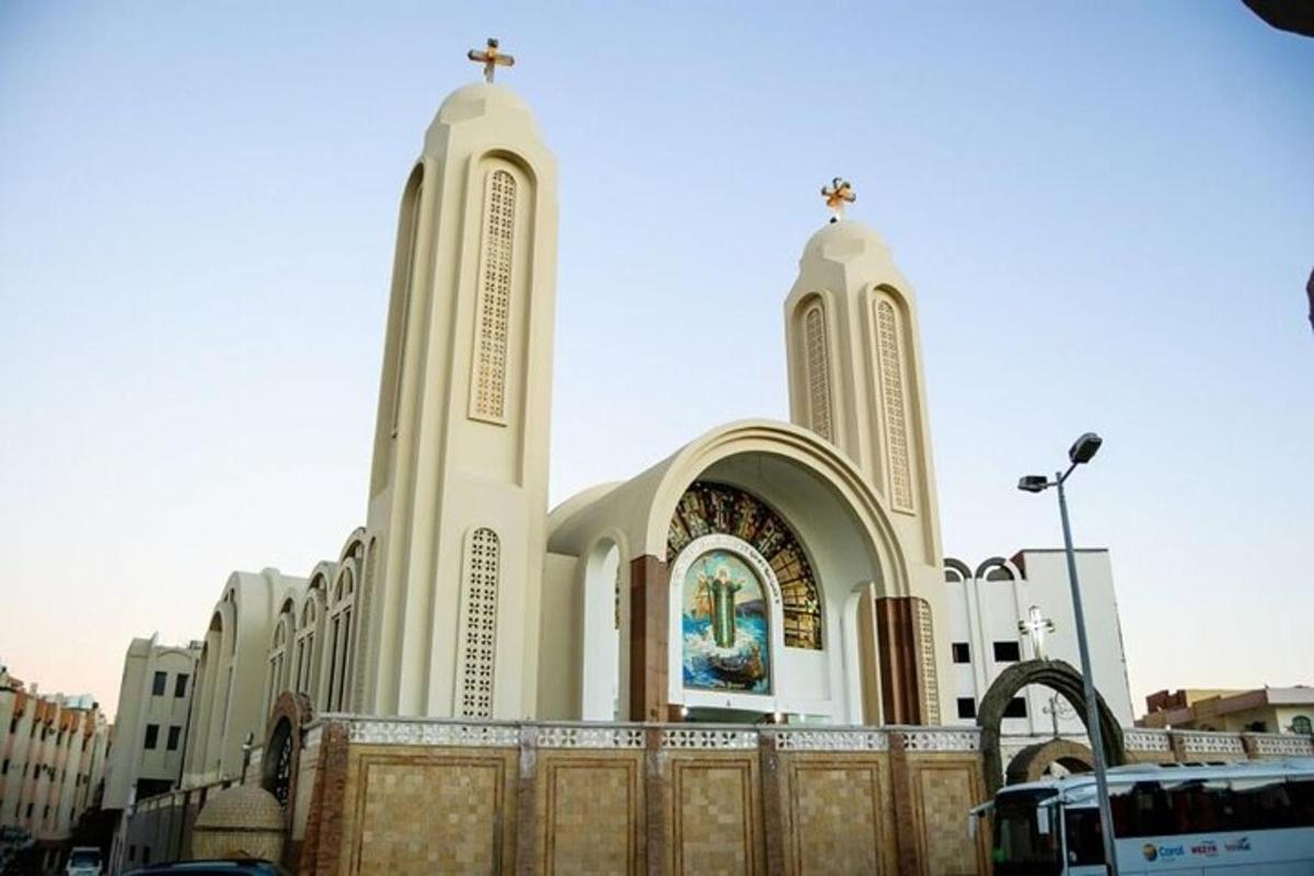 uma igreja com duas torres e uma cerca na frente