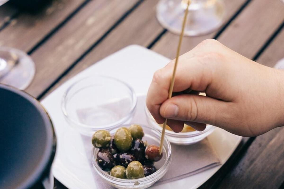 una persona che mangia una ciotola di cibo con le bacchette