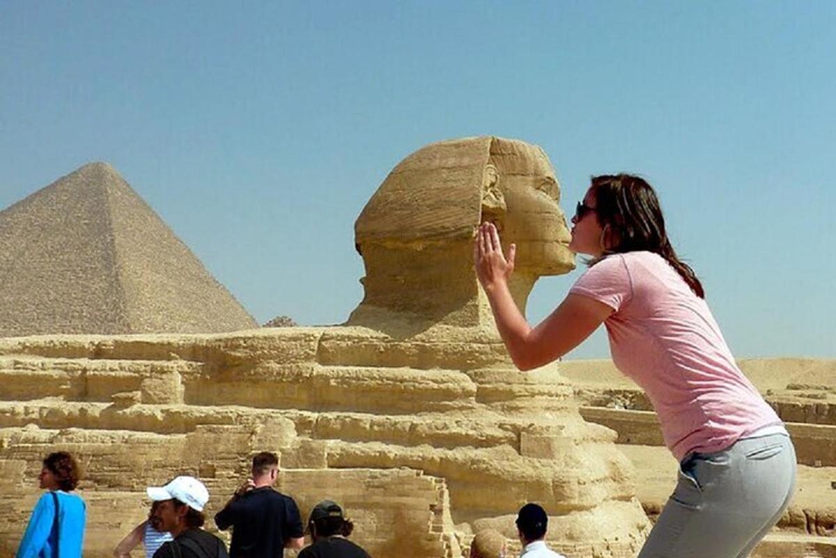 una donna che scatta una foto delle piramidi