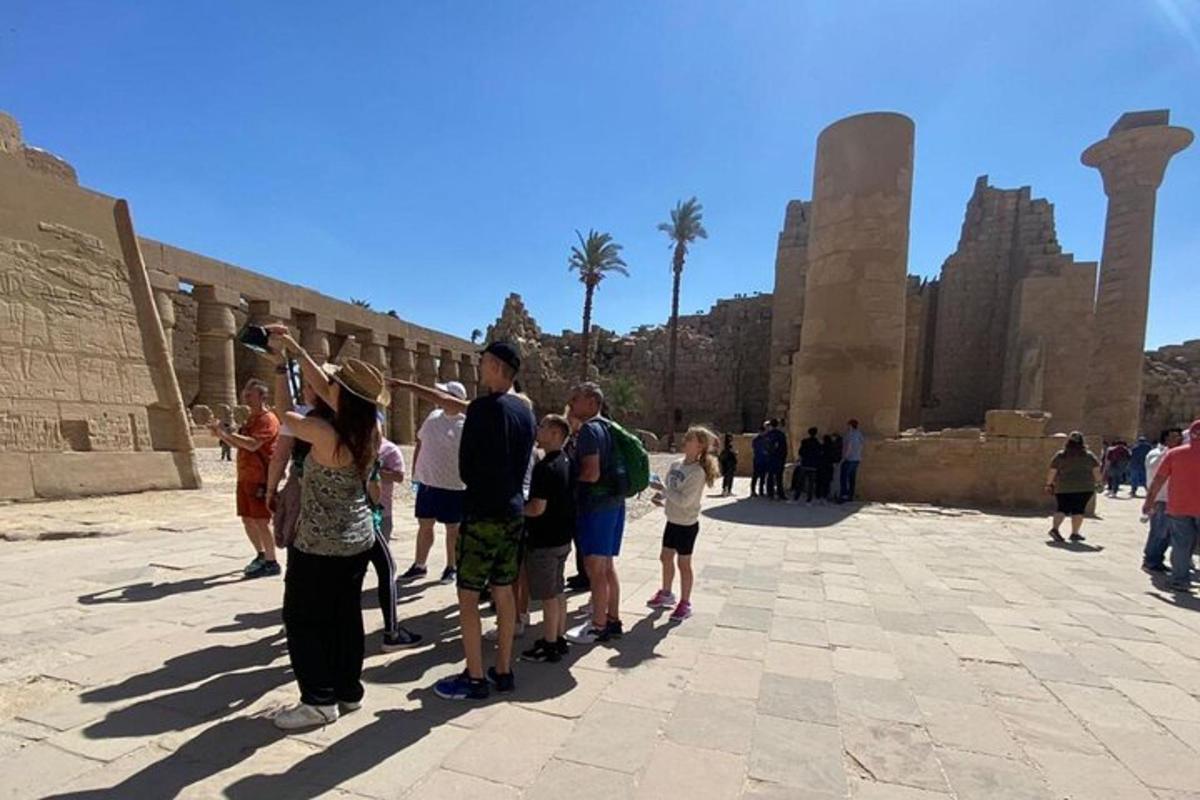 un gruppo di persone in piedi in un cortile