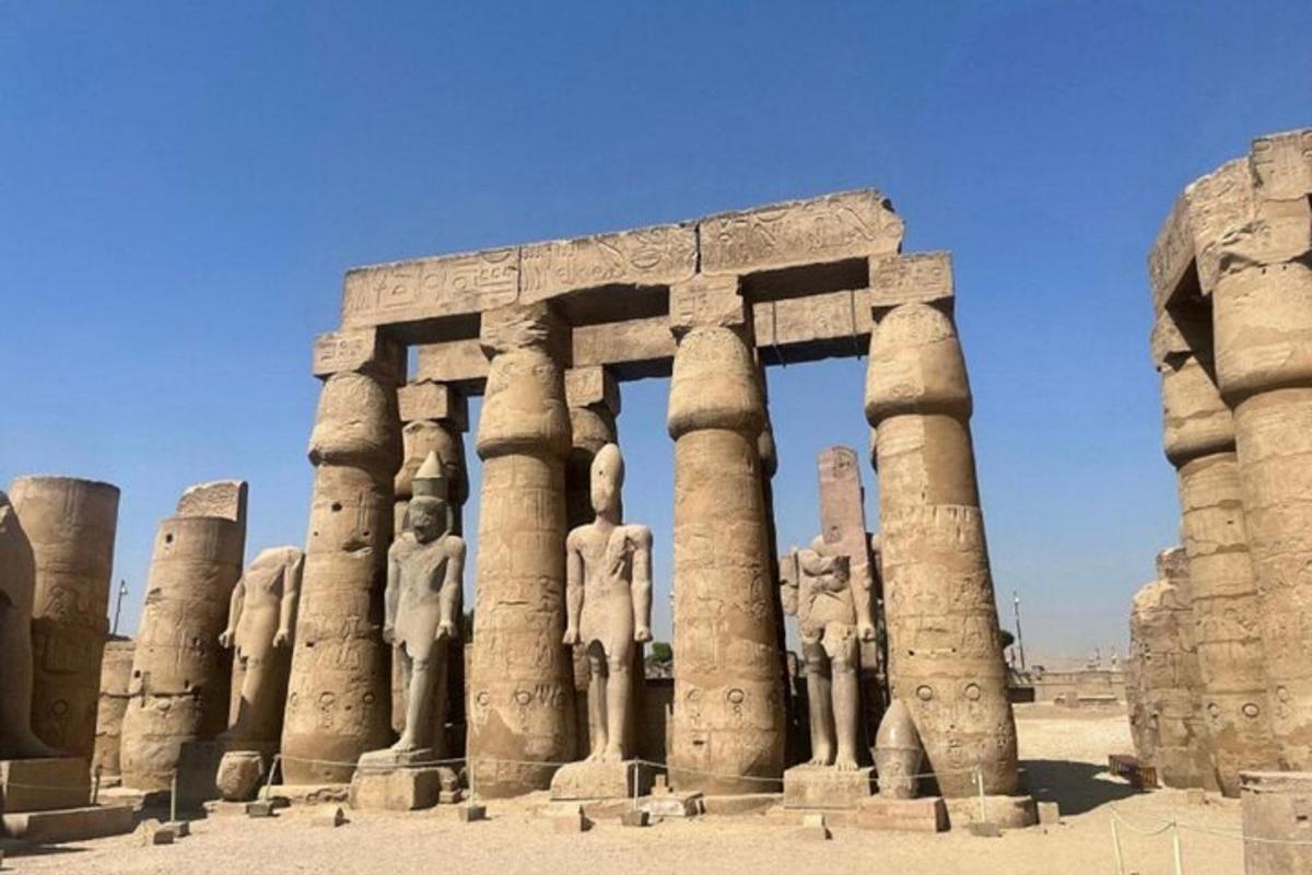 un antico edificio con statue nel deserto