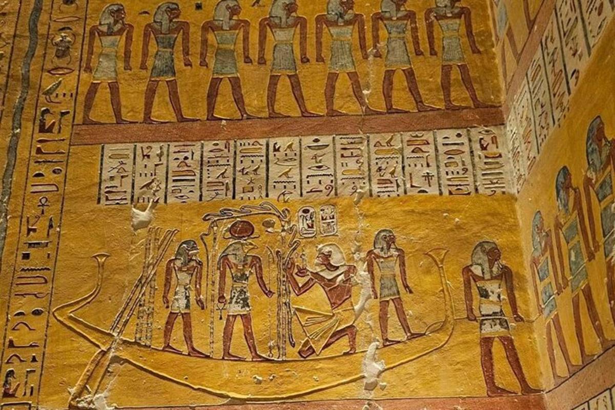 antico dipinto sul muro di una stanza in un edificio egizio