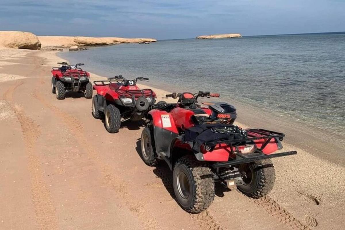 물이 있는 해변에 있는 두 대의 ATV