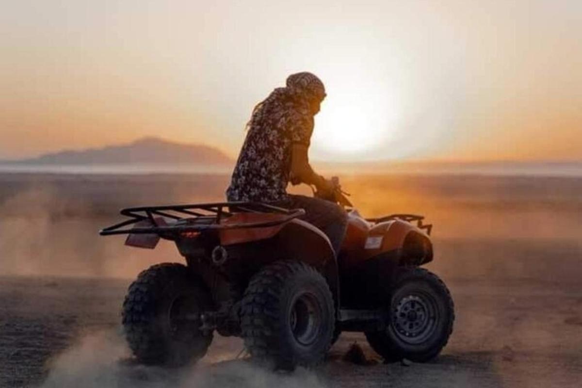 Un hombre que viajaba en un vehículo de cuatro ruedas en el desierto