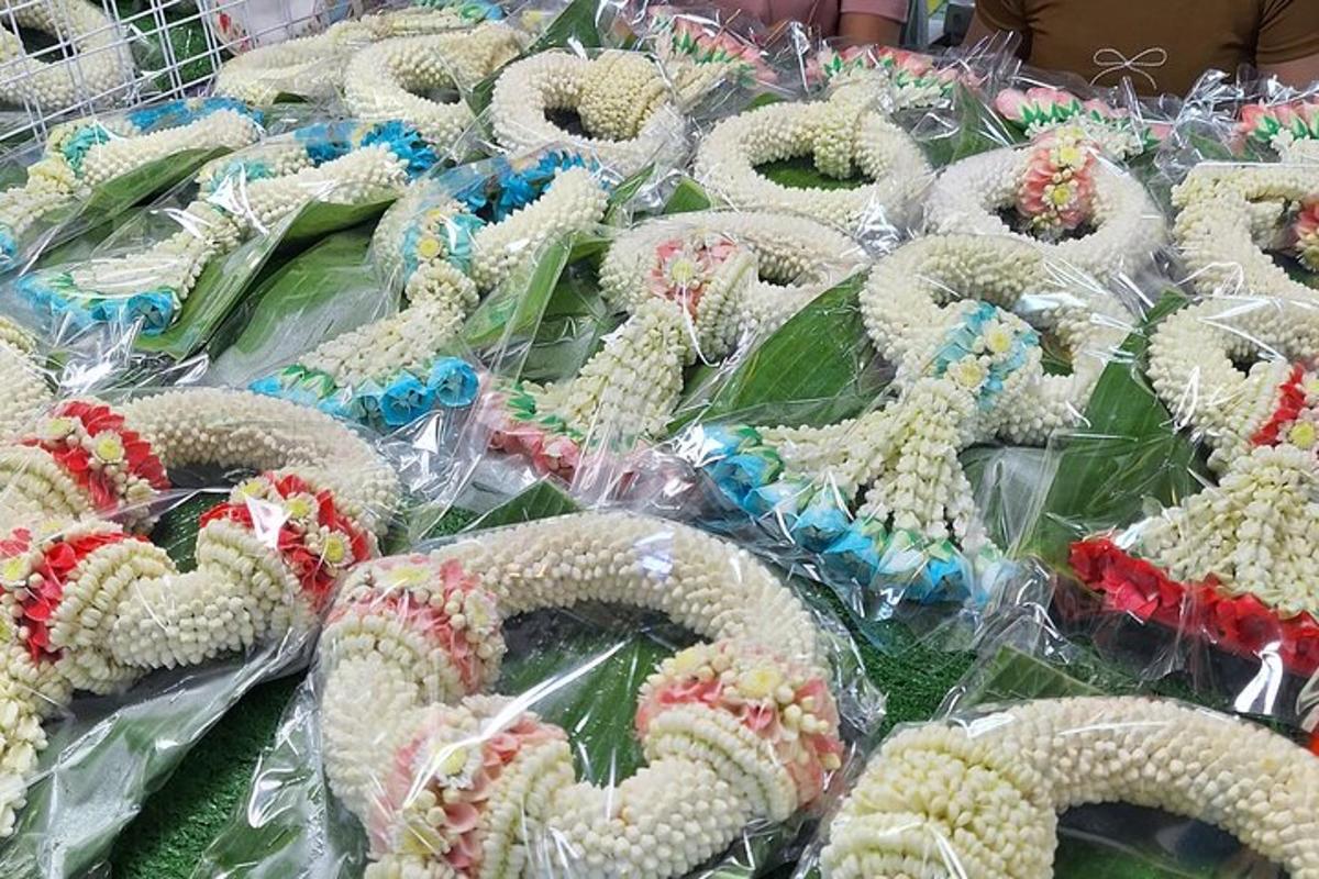 sergilenen plastikle sarılı bir sürü yiyecek