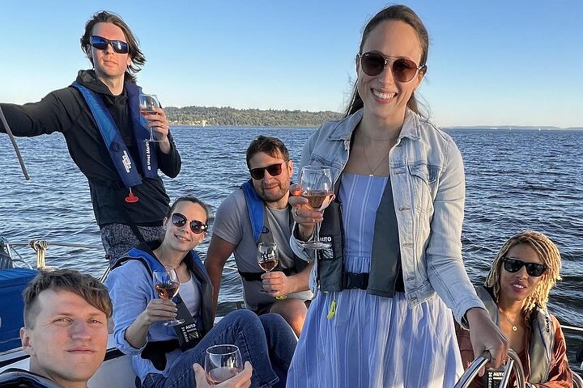 ryhmä ihmisiä veneessä viinilasit kädessään