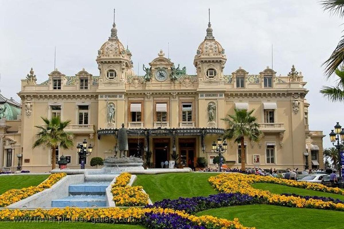 un gran edifici amb un jardí al davant
