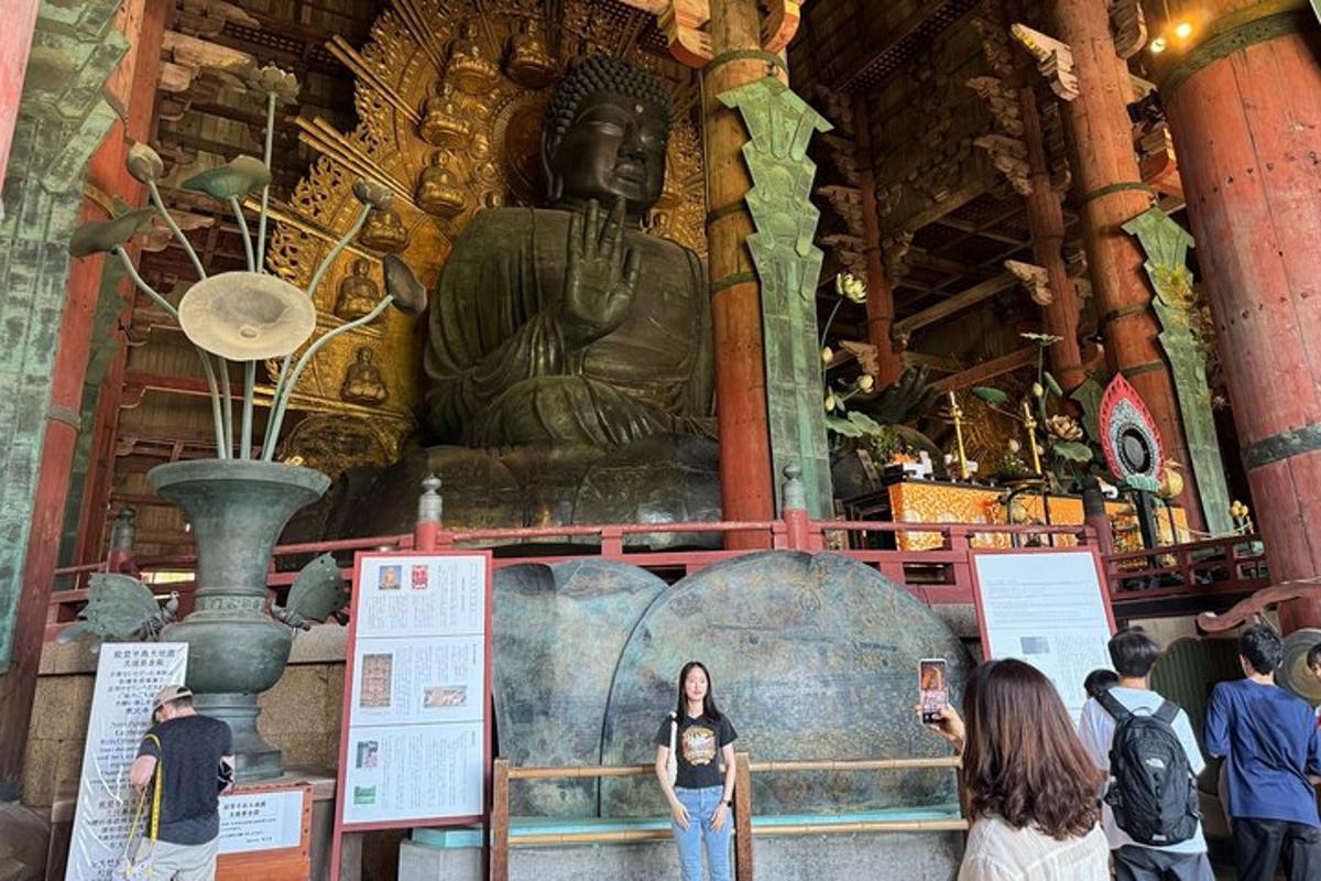 彫像の前に立っている人々のグループ