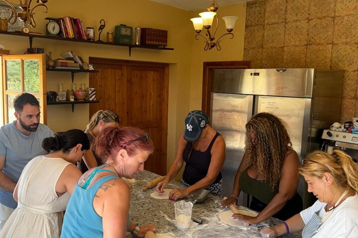 un grup de persones dempeus a la cuina preparant menjar