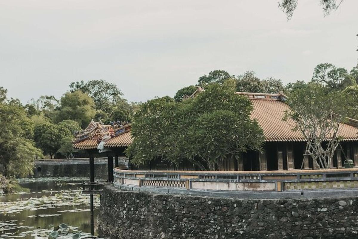 um edifício com um lago em frente a uma casa