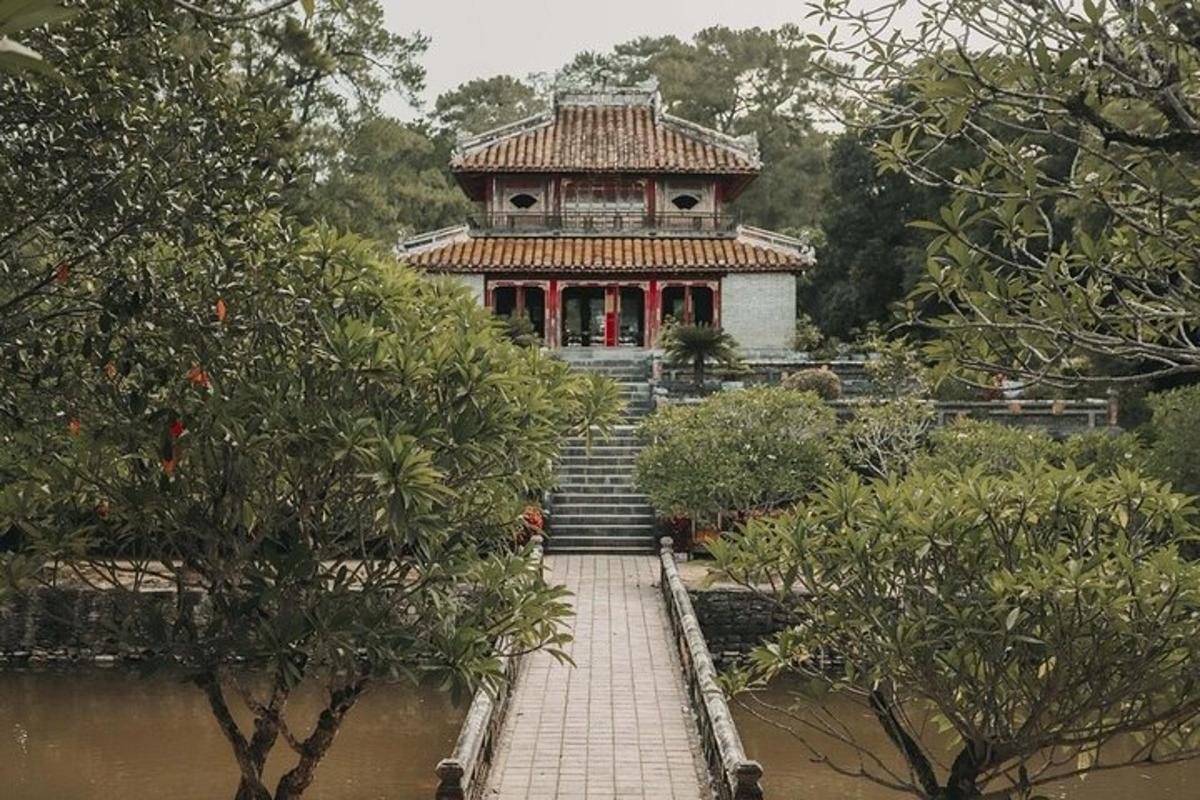 建筑物前有人行道的建筑物