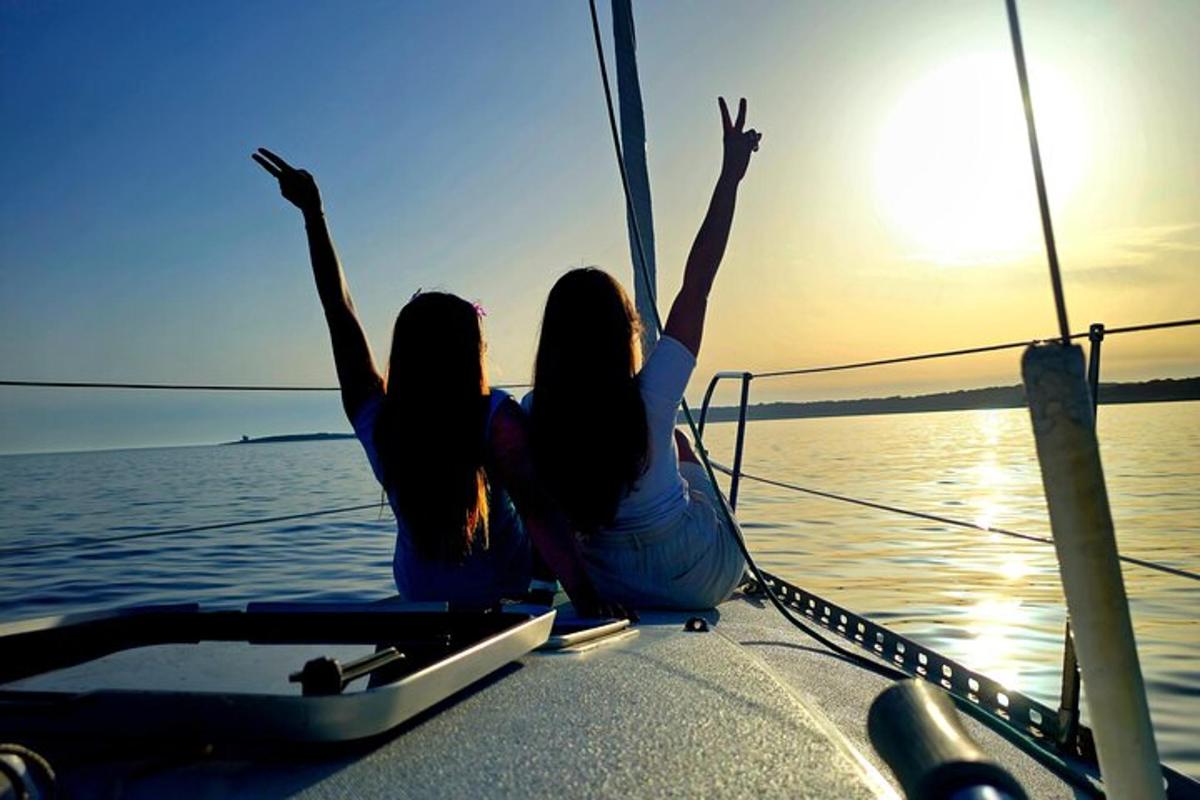 due donne sedute su una barca in acqua