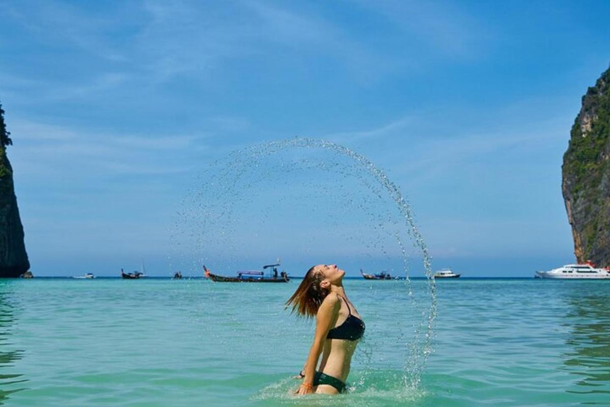 uma mulher está parada na água do oceano