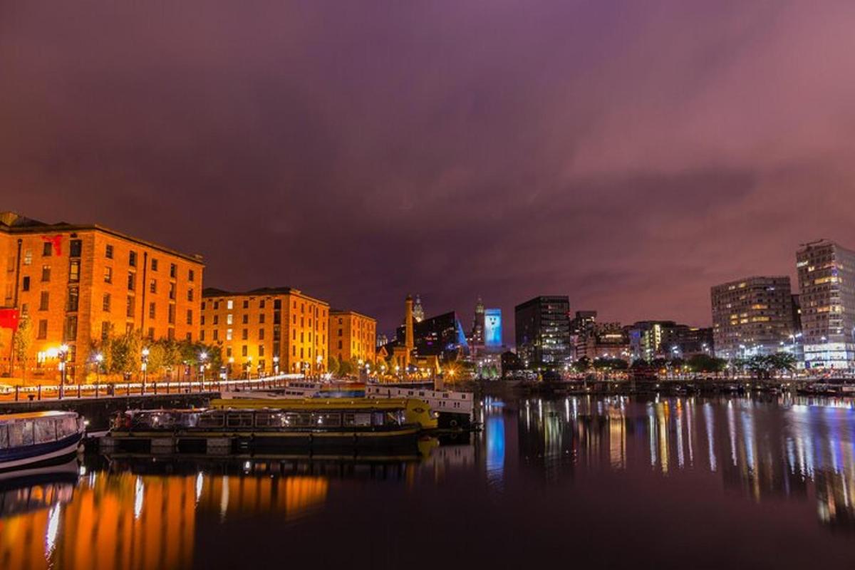 uno skyline della città di notte con barche in acqua