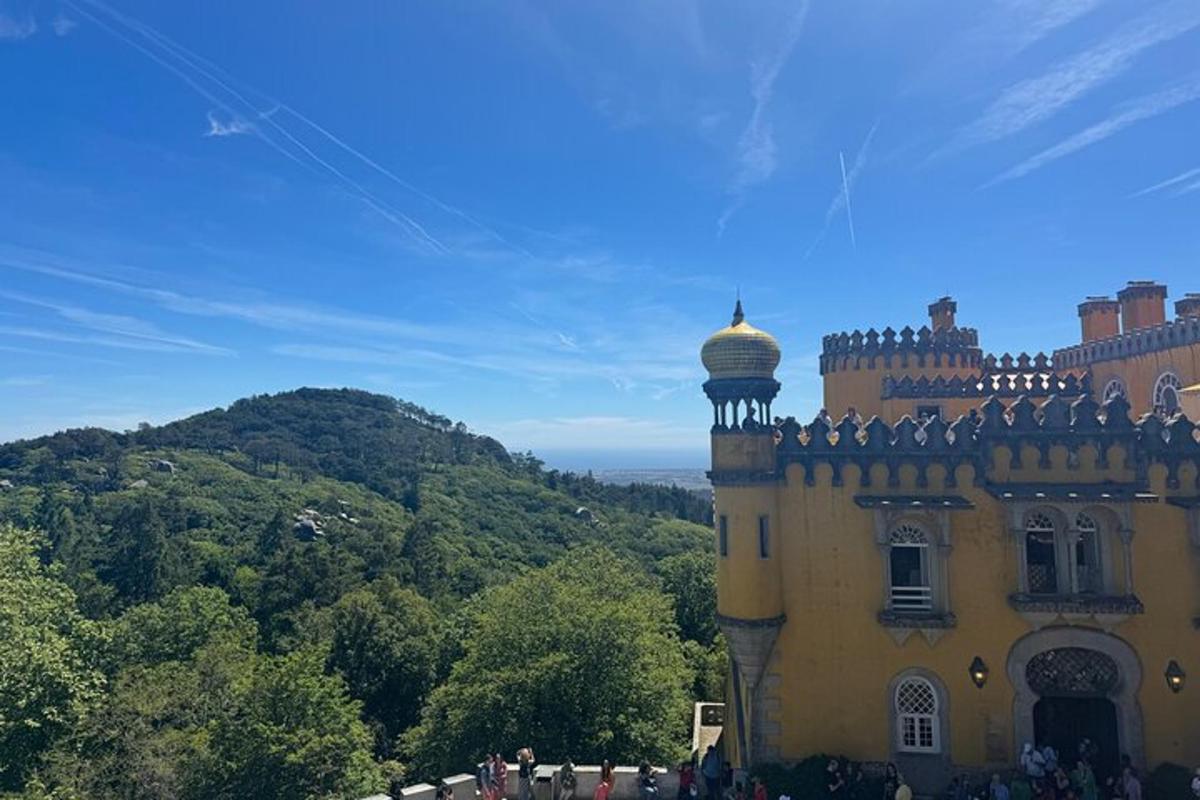un edificio con una torre in cima