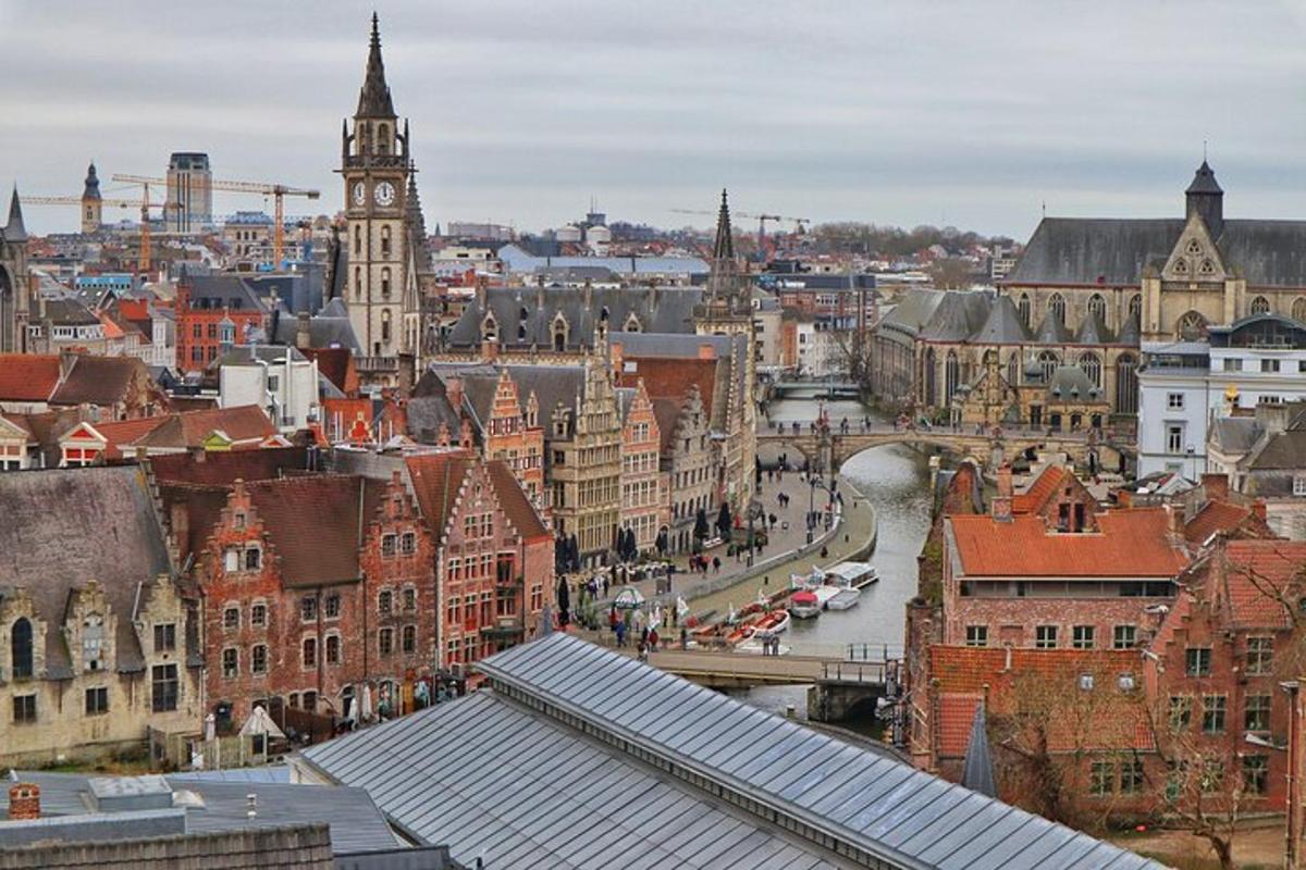 pohled na město s hodinovou věží