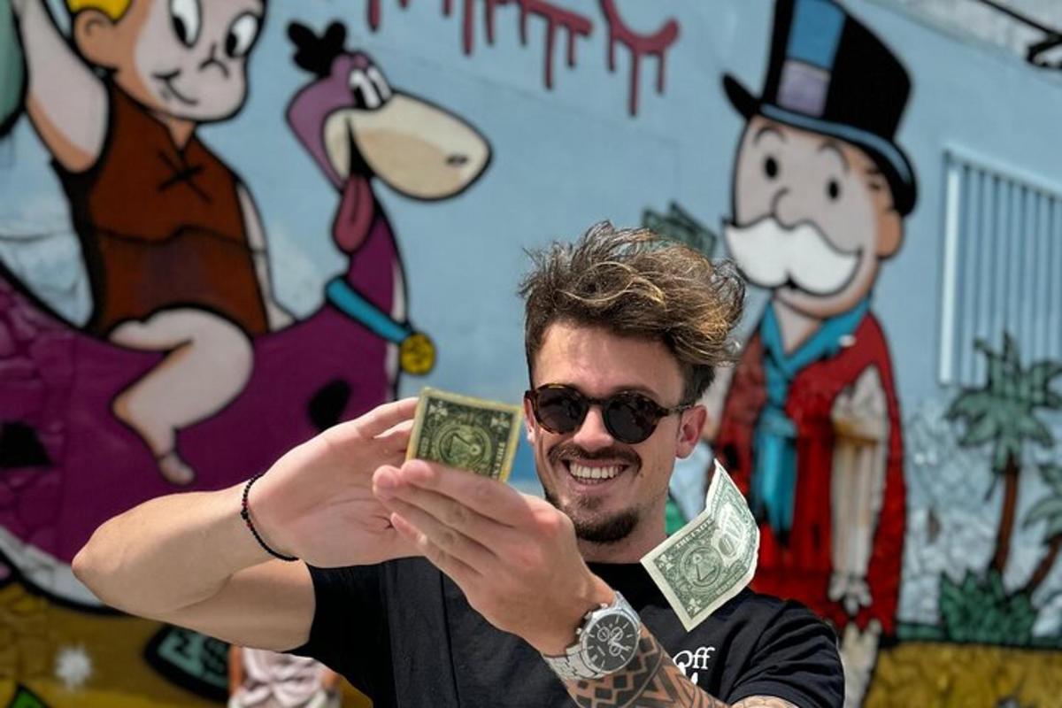 muž se fotí s penězi v ruce