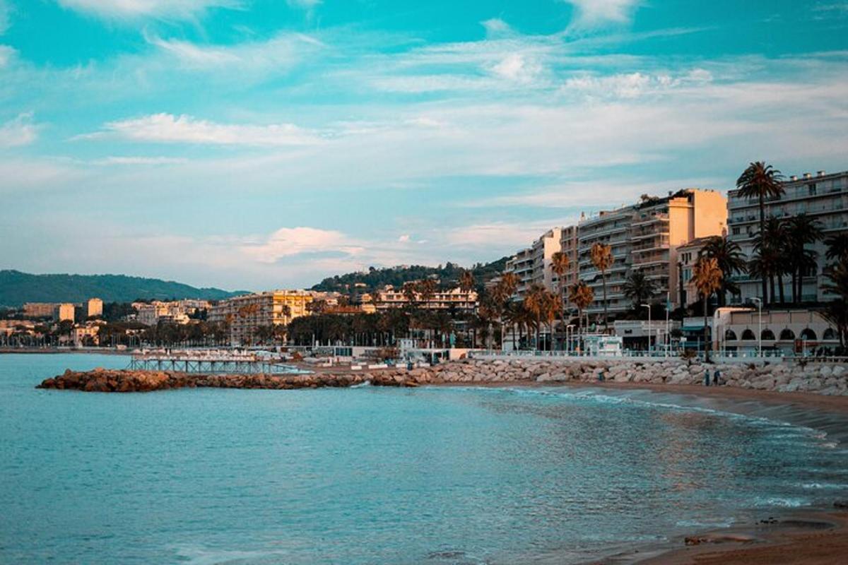 uma vista de uma praia com edifícios e o oceano