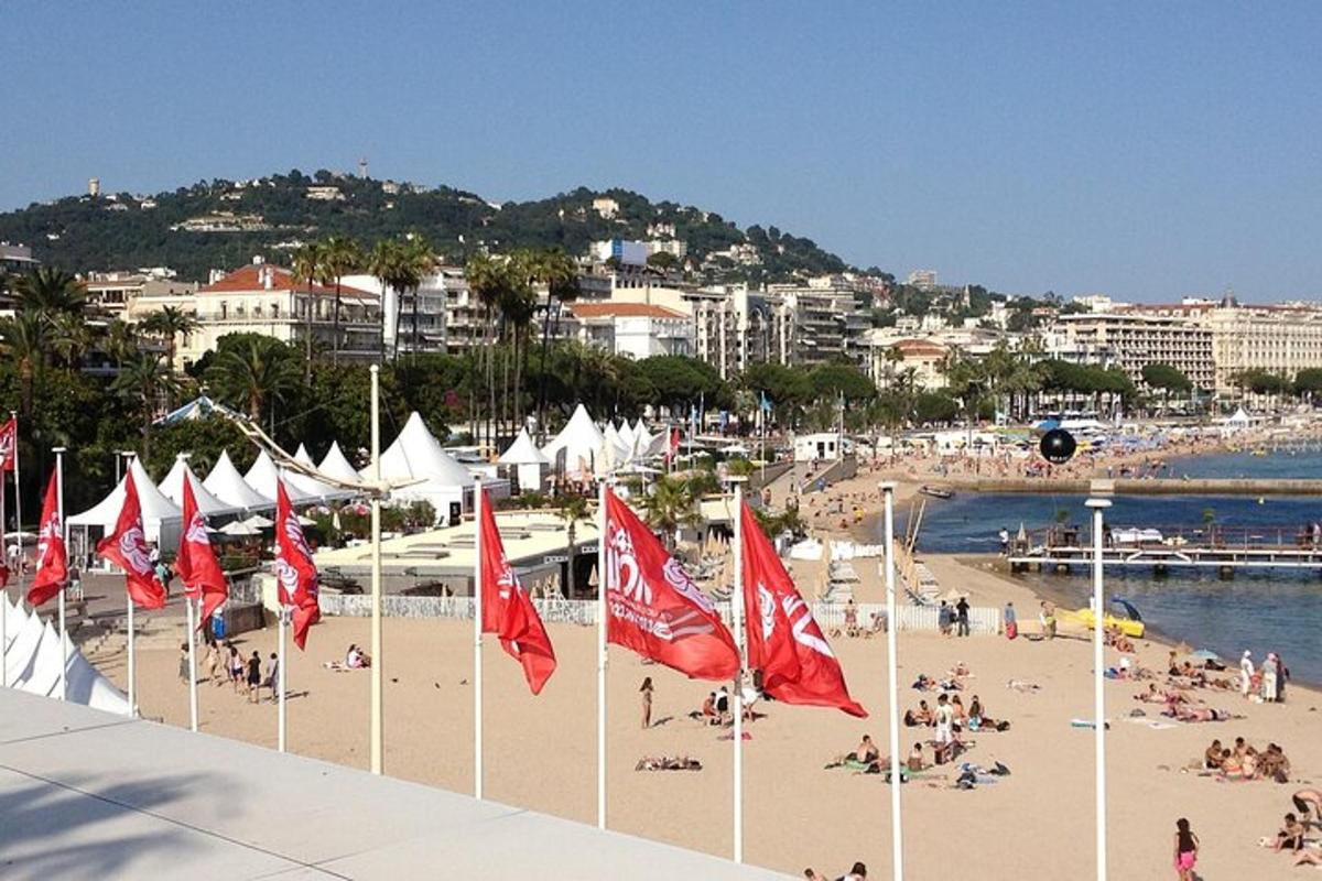 plaža z rdečimi zastavami in ljudmi na njej