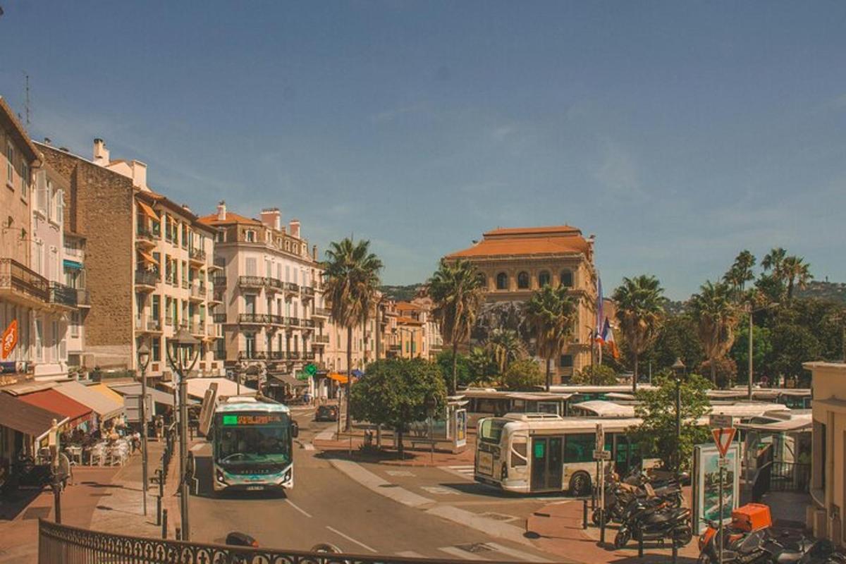 avtobus, ki se vozi po mestni ulici
