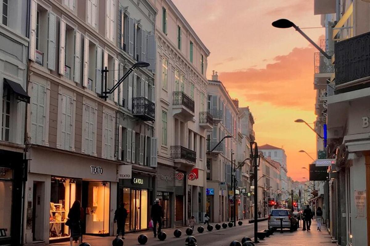 uma rua da cidade com pessoas caminhando por uma rua com prédios