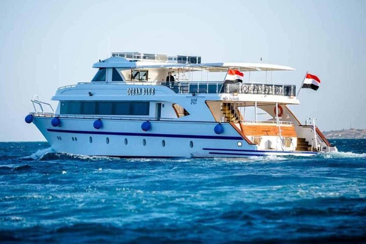 μια άσπρη βάρκα στον ωκεανό στο νερό
