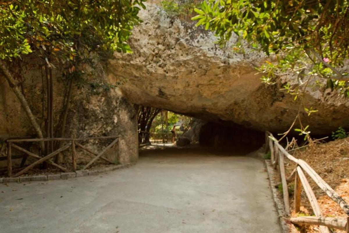 uma entrada para um túnel em uma parede de pedra
