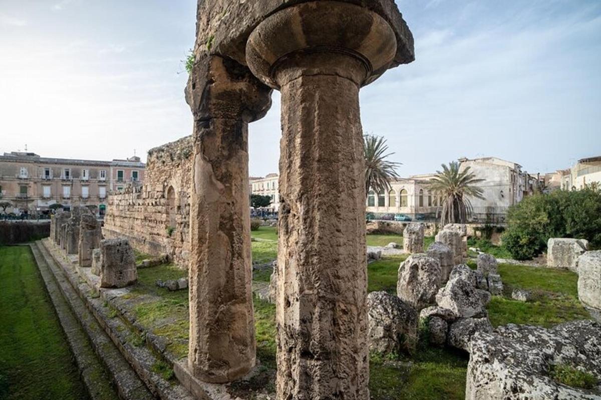 uma coluna nas ruínas de um edifício