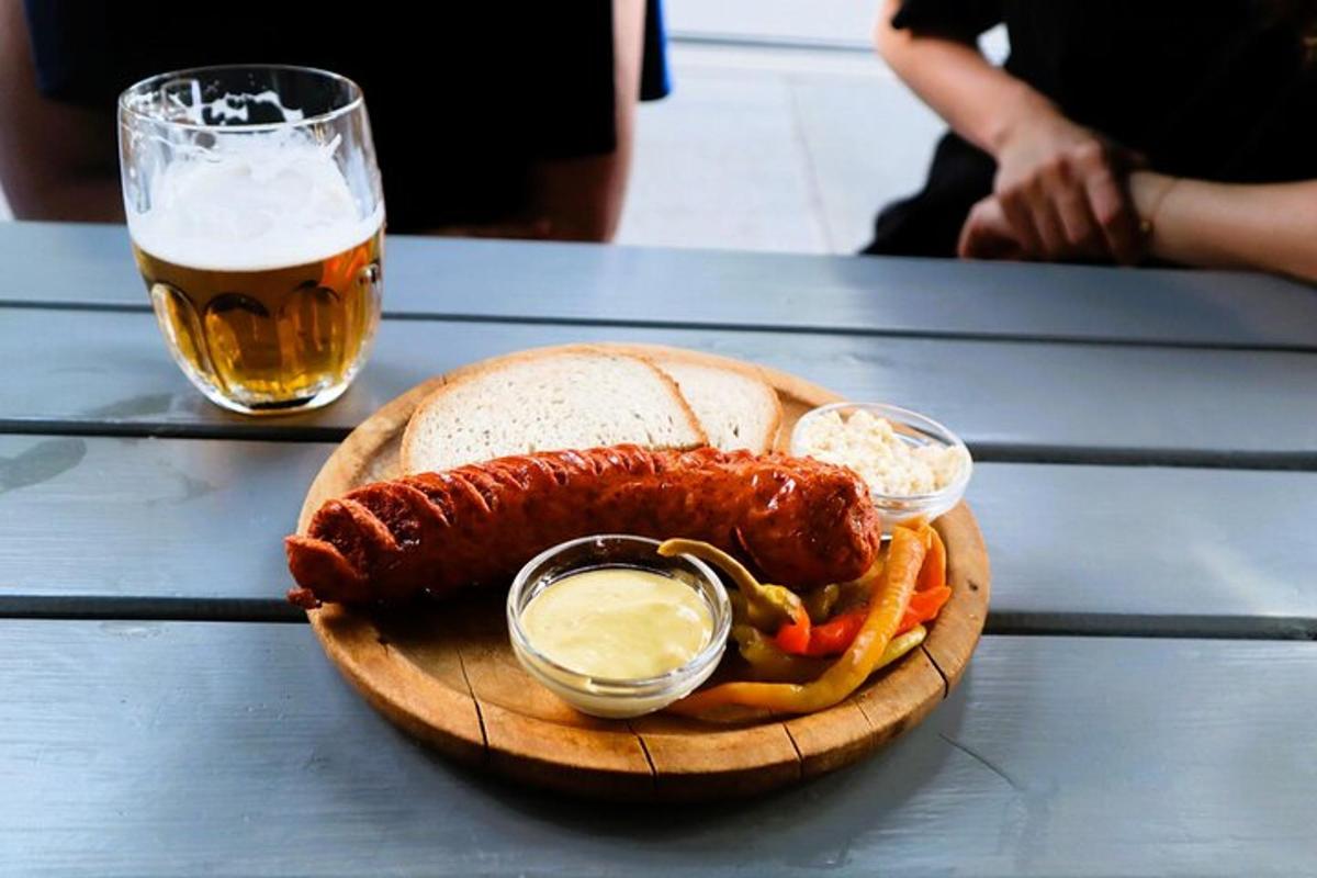 hot dog a hranolky se sklenicí piva
