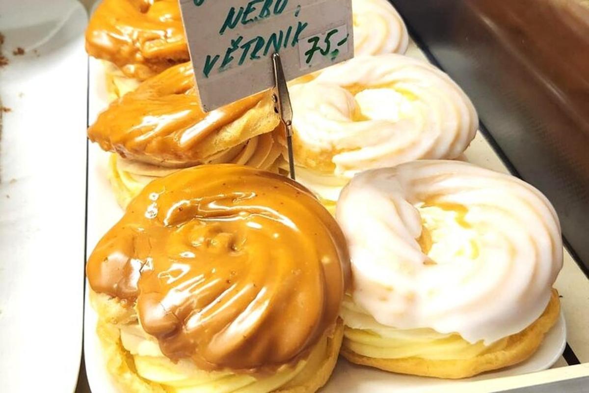 en æske med forskellige typer donuts med et skilt