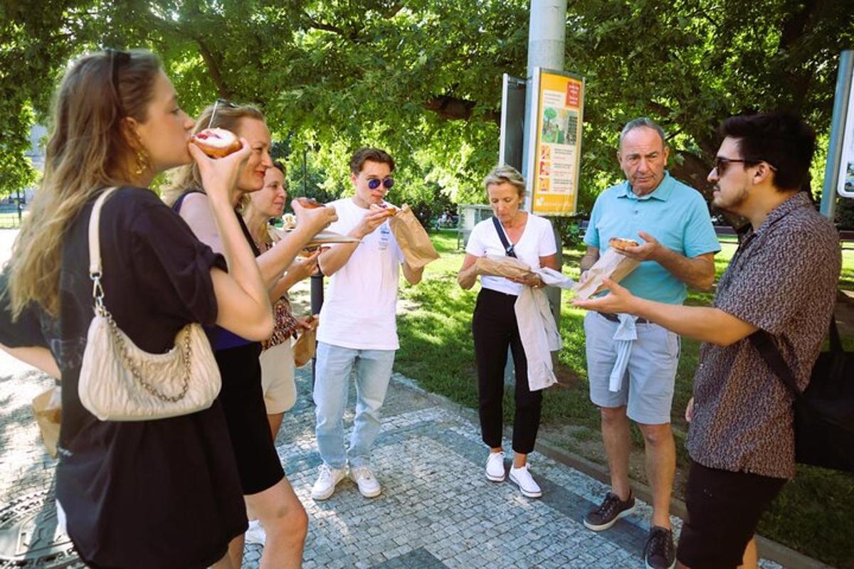 en gruppe mennesker står rundt og spiser mad