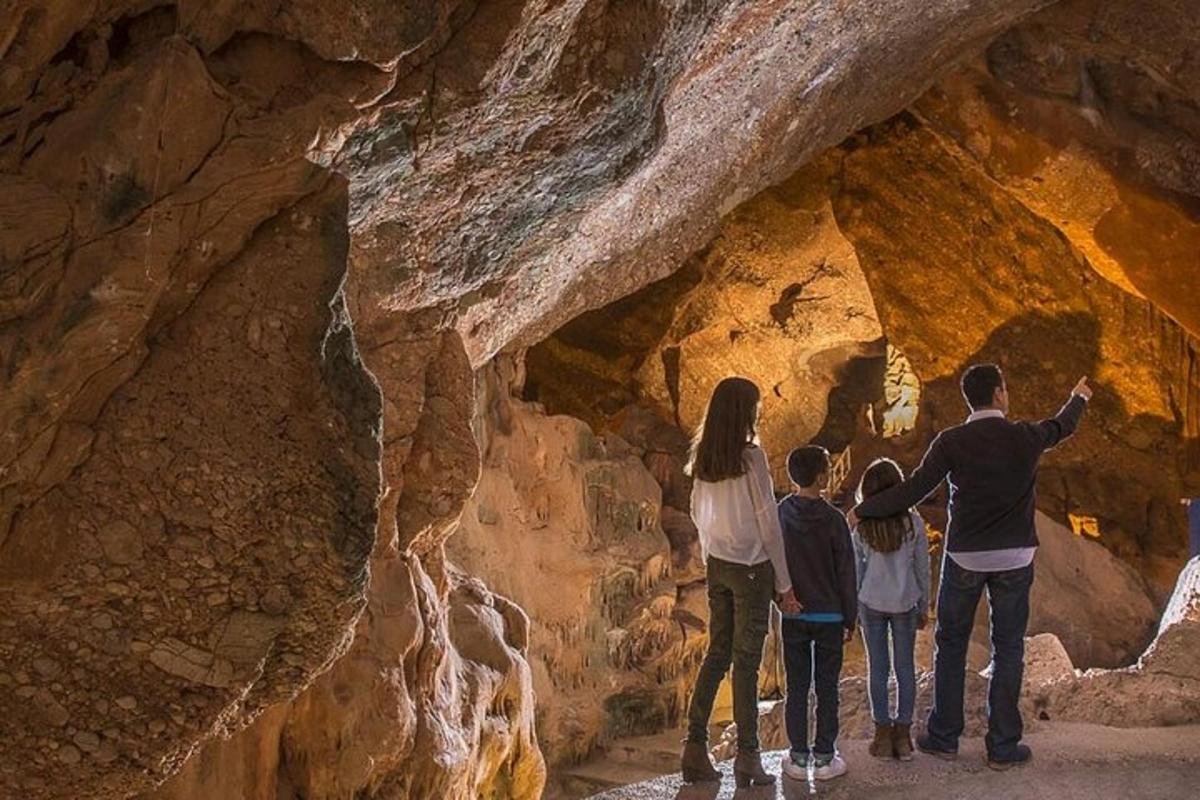 um grupo de pessoas em pé em uma caverna