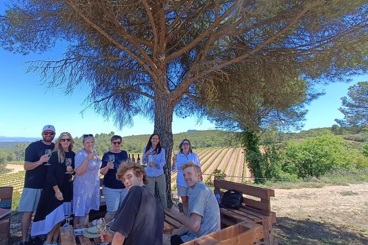 um grupo de pessoas posando para uma foto em frente a uma árvore