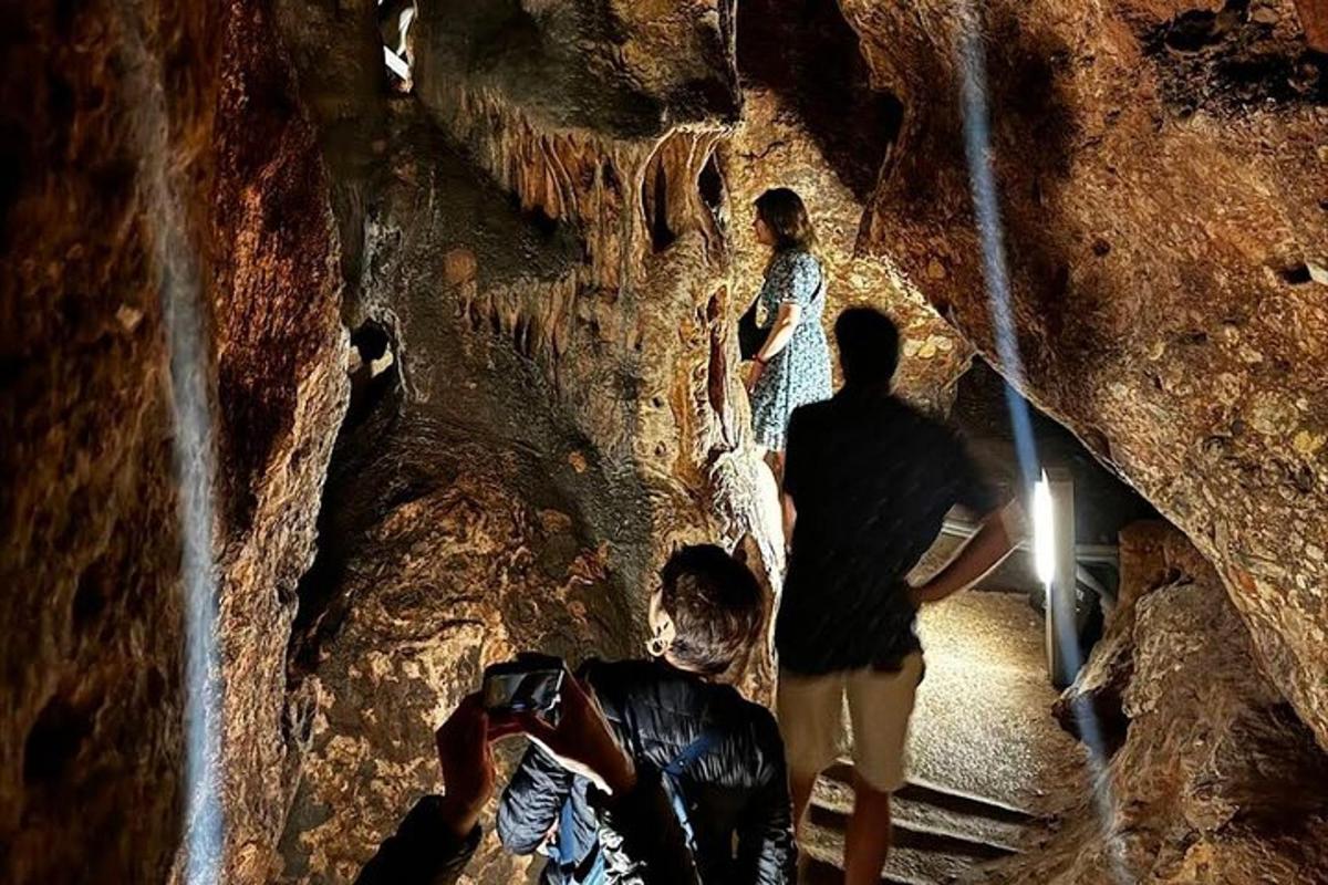 um grupo de pessoas em pé em uma caverna
