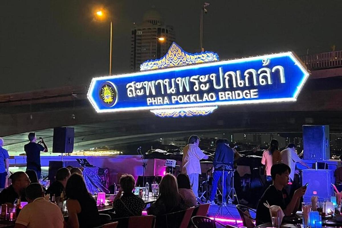 sekumpulan orang duduk di meja di hadapan konsert