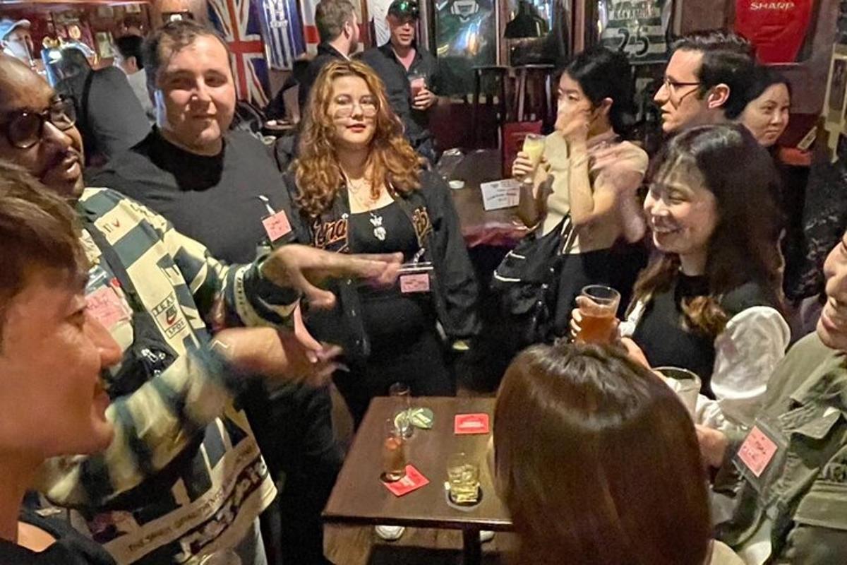 en gruppe mennesker som sitter rundt et bord i en bar