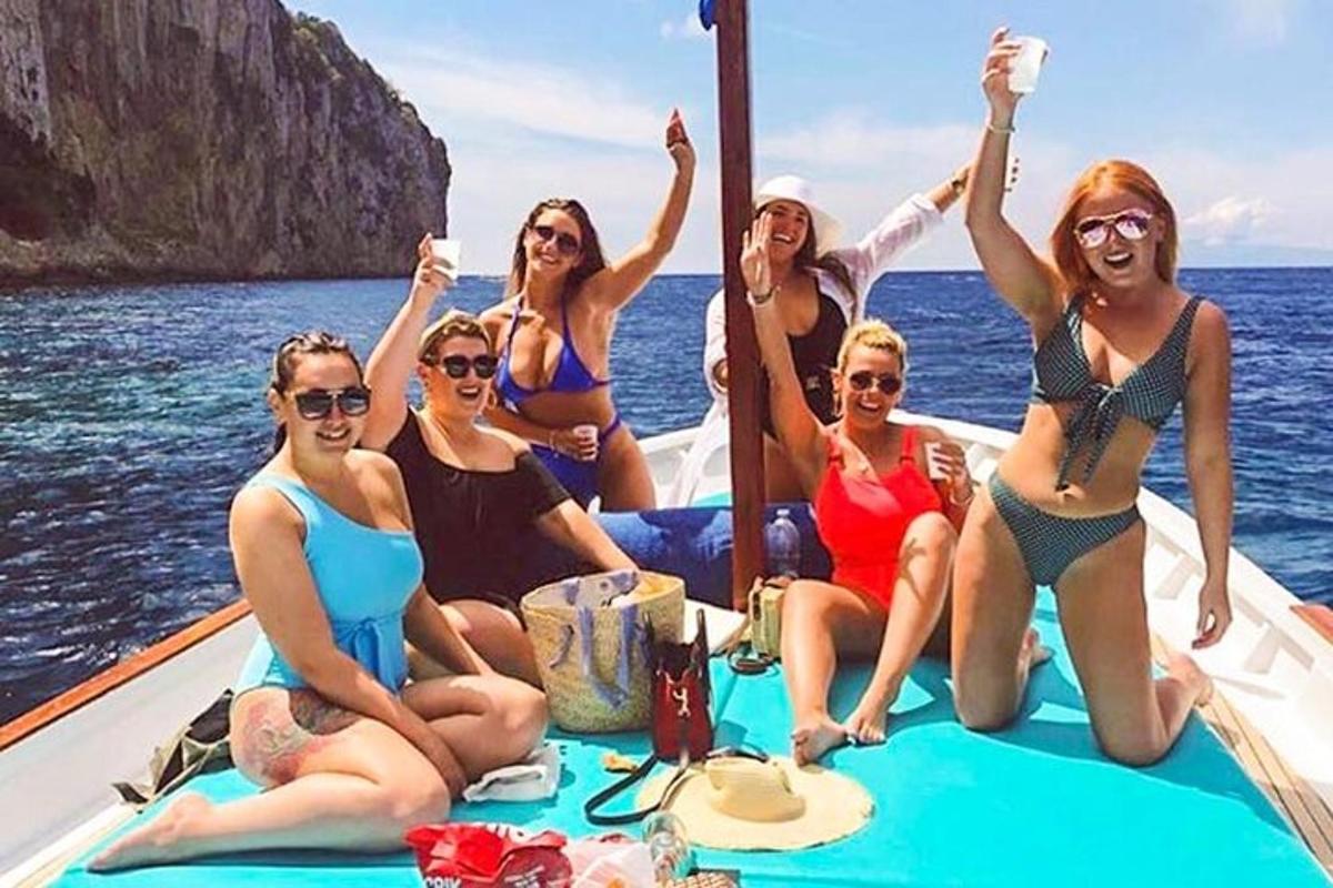 un gruppo di persone in costume da bagno su una barca