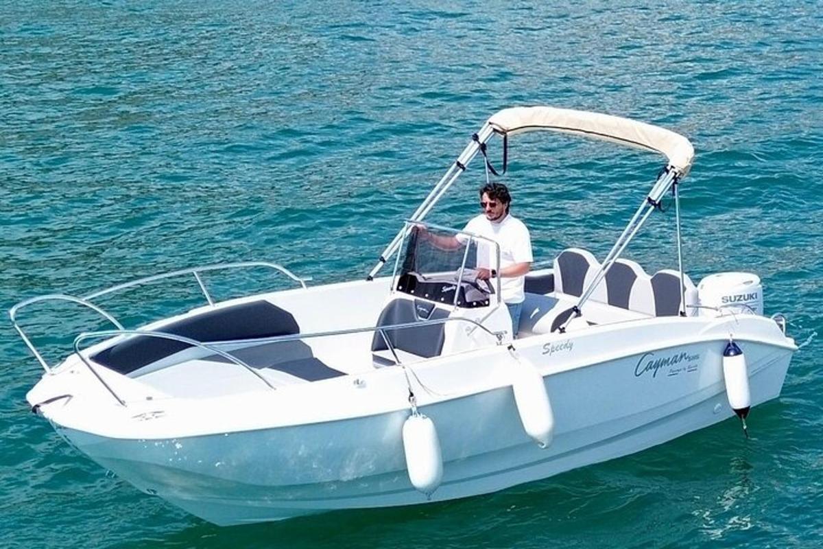 un uomo su una barca bianca nell'acqua