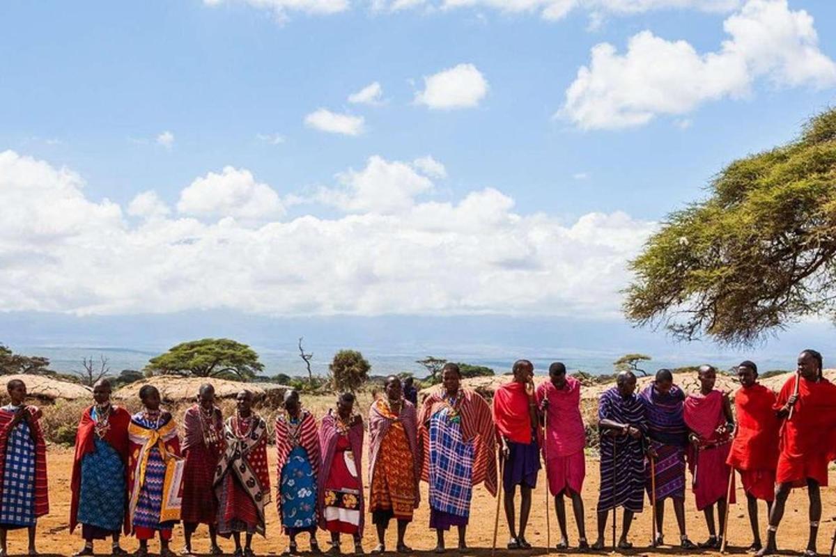 um grupo de pessoas em pé em um campo