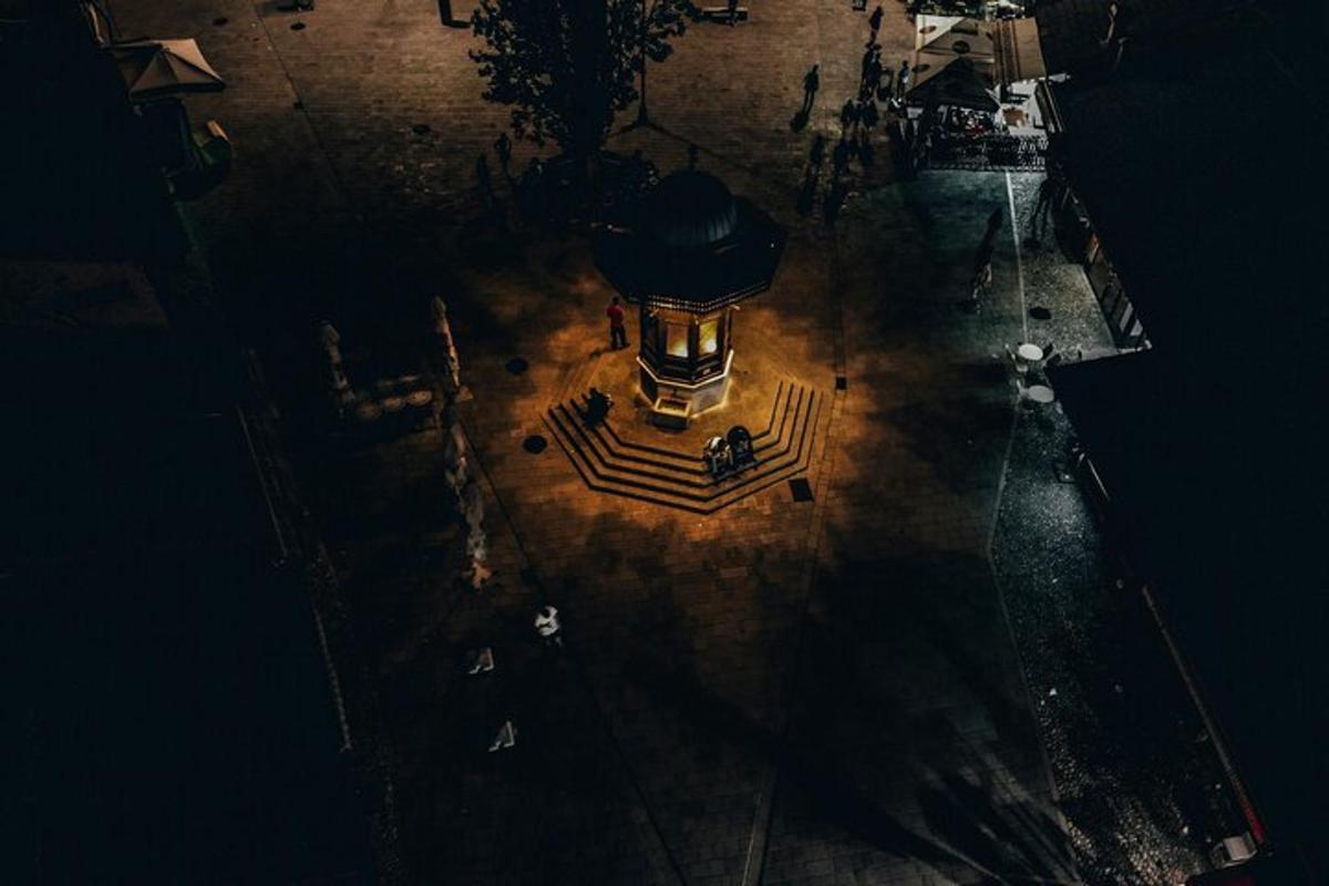 isang overhead view ng isang kalye na may fire hydrant